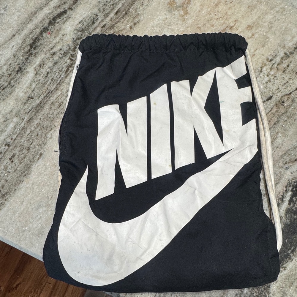 Nike Drawstring Bag Unisex Black White Logo Blokcore Sporty Gym Sackpack